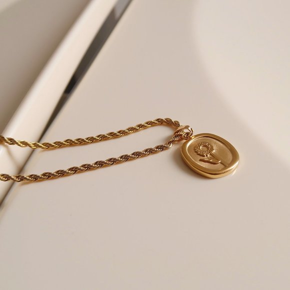 NEW 18K Gold Plated Oval Sunflower Necklace - Picture 10 of 16